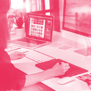 Femme devant son ordinateur dans notre agence de communication