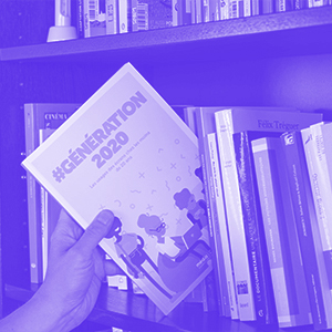 Personne prenant une ressource dans une bibliothèque