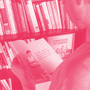 Personne lisant une ressource d'éducation aux médias 