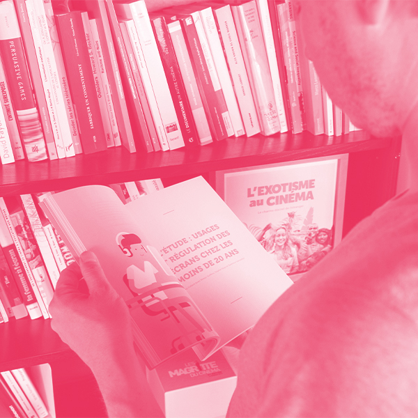 Personne lisant une publication de Média Animation 