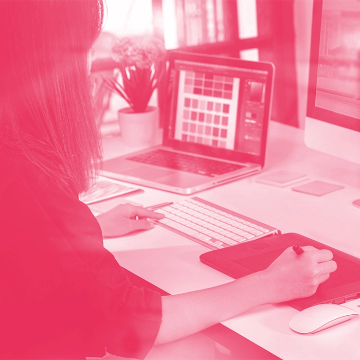Femme travaillant sur un ordinateur et une palette graphique