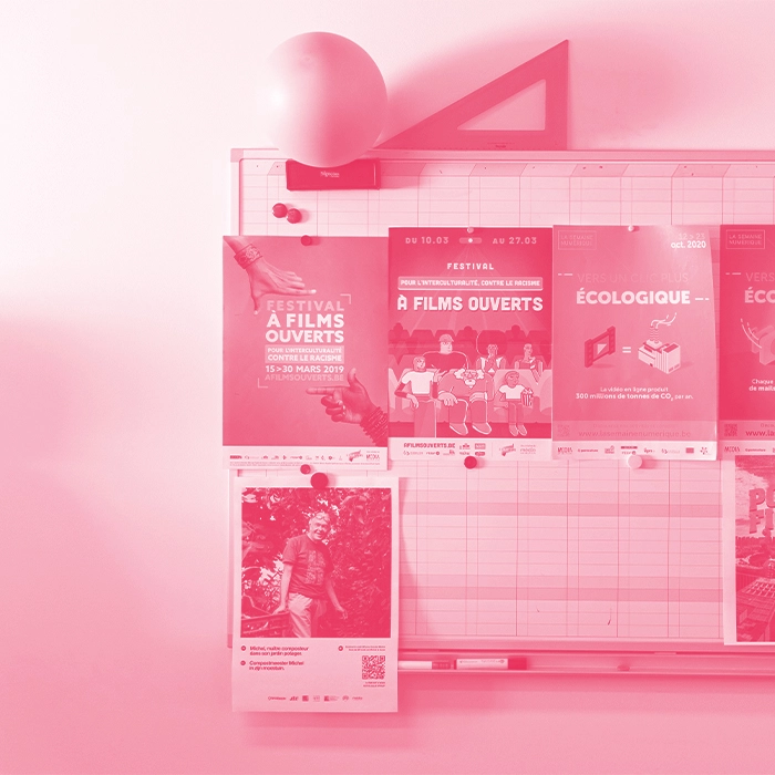 Tableau d'affichage avec des affiches d'A films ouverts
