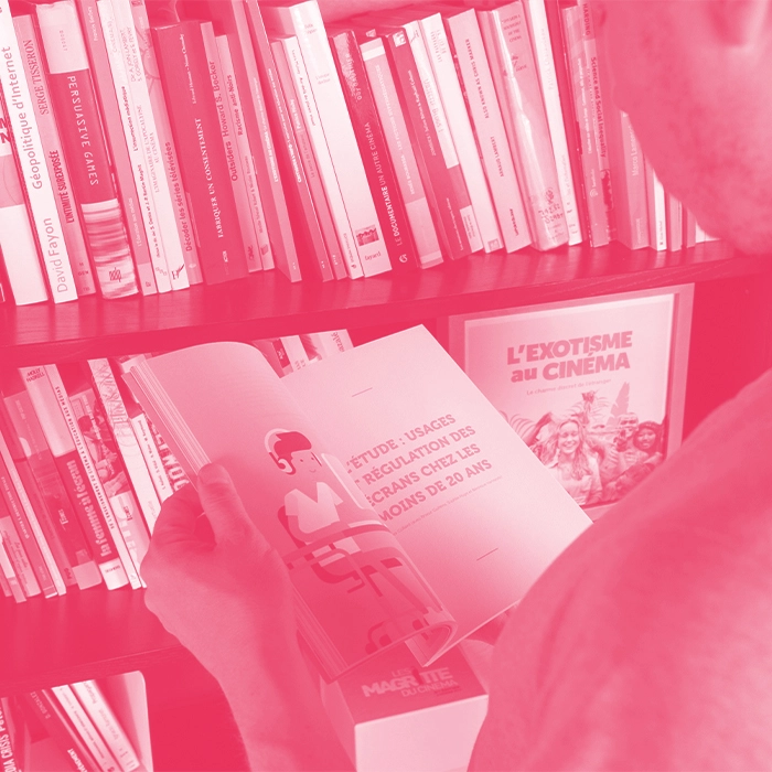 Homme lisant une publication de Média Animation